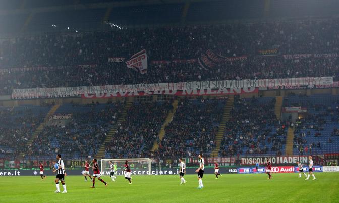 Lo striscione dei tifosi del Milan contro il regolamento sulla discriminazione territoriale. Ansa